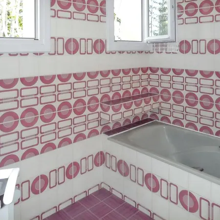 élégante à Avec Piscine Privée Et Jacuzzi Céreste